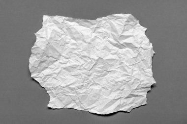 Yaratıcı duvar kâğıdı, kart, sanat tasarımı için açık gölgeli, boş yaprak gri arkaplan üzerine buruşmuş modern beyaz kağıt