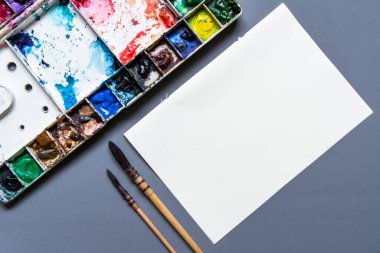 sanat nesnesi, suluboya kutusu ve kağıt