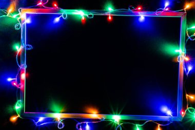 Karanlık arka planda Noel ışıkları