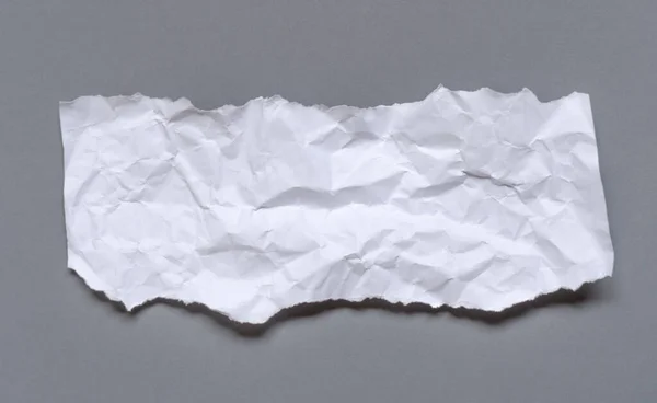 Yaratıcı duvar kâğıdı, kart, sanat tasarımı için açık gölgeli, boş yaprak gri arkaplan üzerine buruşmuş modern beyaz kağıt