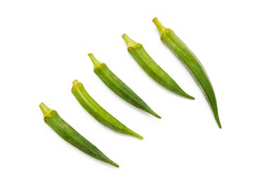 Yeşil taze bamya ya ya da beyaz arka planda yalıtılmış kadın parmağı sebzeleri. Yemek yapmak için sağlıklı yiyecekler..