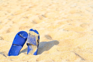 Deniz sahilinde parmak arası terlik