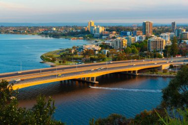 Gün batımında şehrin hava manzarası