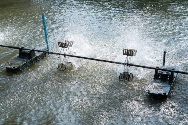 Nehirde balıkçı teknesi