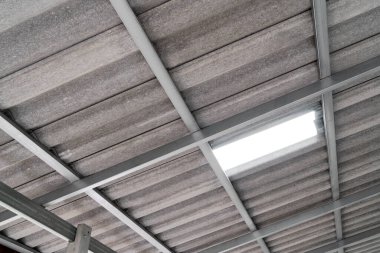 Modern beyaz çatılı çelik mimari yapı.