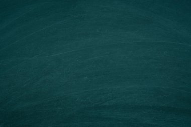 Sınıf veya duvar kağıdı için boş tahta tebeşir dokusu arka planında silinmiş çalışma yeri, metin iletisi ekle. 