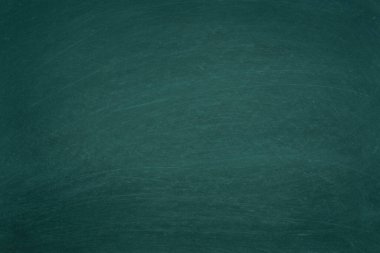 Sınıf veya duvar kağıdı için boş tahta tebeşir dokusu arka planında silinmiş çalışma yeri, metin iletisi ekle. 