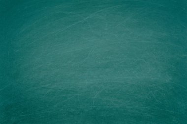 Sınıf veya duvar kağıdı için boş tahta tebeşir dokusu arka planında silinmiş çalışma yeri, metin iletisi ekle. 