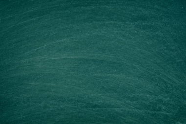 Sınıf veya duvar kağıdı için boş tahta tebeşir dokusu arka planında silinmiş çalışma yeri, metin iletisi ekle. 