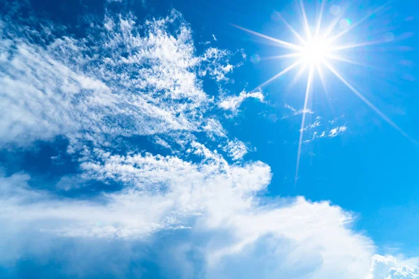 Γαλανός Καλοκαιρινός Ουρανός Άσπρα Χνουδωτά Σύννεφα Φωτογραφία Από Παράθυρο Του — Φωτογραφία Αρχείου