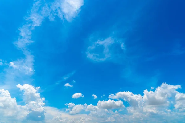 Ciel Bleu Été Avec Des Nuages Blancs Duveteux Photo Fenêtre — Photo