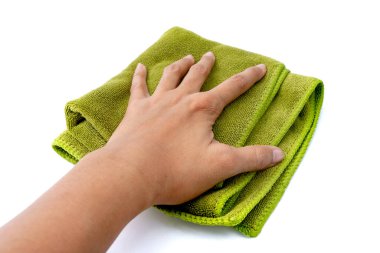 Beyaz üzerinde renkli mikrofiber toz bezi olan el.