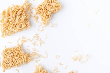 Erişteler beyaz arkaplanda izole edilmiş