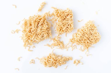 Erişteler beyaz arkaplanda izole edilmiş