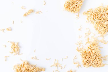 Erişteler beyaz arkaplanda izole edilmiş