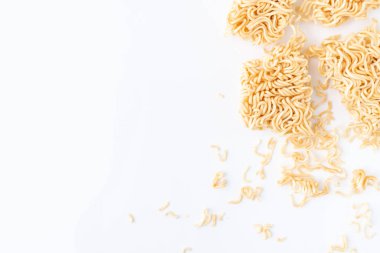 Erişteler beyaz arkaplanda izole edilmiş