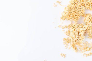 Erişteler beyaz arkaplanda izole edilmiş