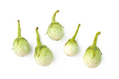 Taze yeşil Tayland patlıcanları. Beyaz arka planda izole edilmiş sebzeler. Yemek yapmak için sağlıklı yiyecekler..