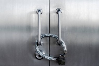 Kapılarda metal kilit