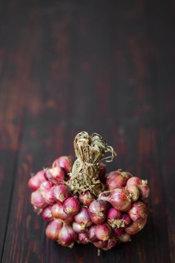 Shallot soğan. Koyu kırsal ahşap arka planda bir grup..