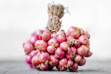 Shallot soğan. Koyu kırsal ahşap arka planda bir grup..