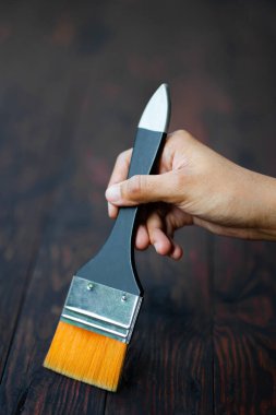 Ahşap yüzey boyayan kişinin kırpılmış görüntüsü