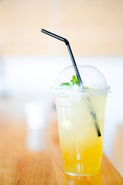 Kafedeki samanlı limonata.