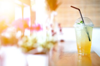 Kafedeki samanlı limonata.