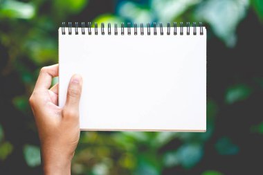 Boş defter, doku tutan kişi