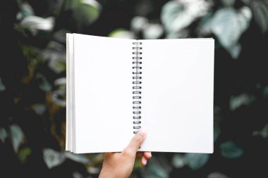 Boş defter, doku tutan kişi