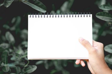 Boş defter, doku tutan kişi