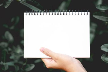 Boş defter, doku tutan kişi