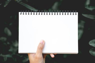 Boş defter, doku tutan kişi