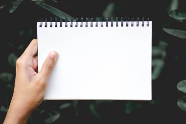 Boş defter, doku tutan kişi