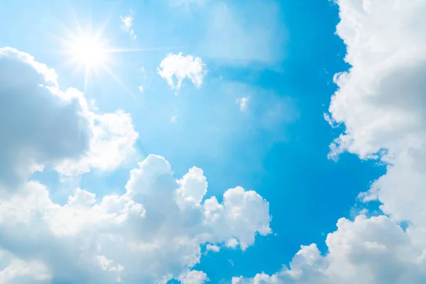 Ciel Bleu Été Avec Des Nuages Blancs Duveteux Photo Fenêtre — Photo