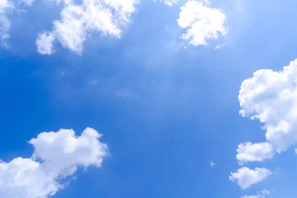 Ciel Bleu Été Avec Des Nuages Blancs Duveteux Photo Fenêtre — Photo