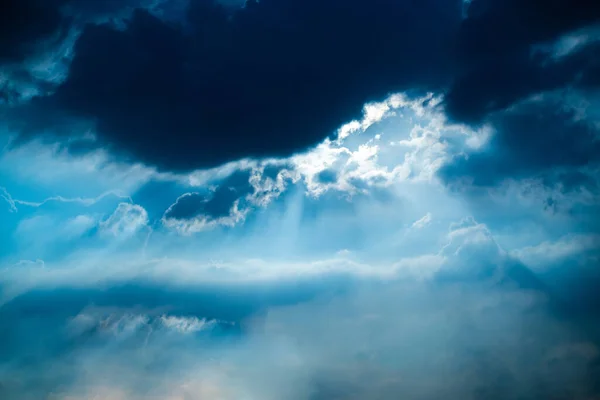 Kék Nyári Égbolt Fehér Bolyhos Felhőkkel Fénykép Repülőgép Ablakából — Stock Fotó