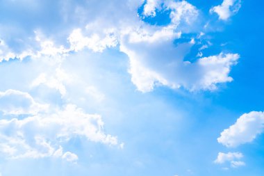 Beyaz kabarık bulutlu mavi yaz gökyüzü. Uçaktaki pencereden çekilmiş bir fotoğraf.