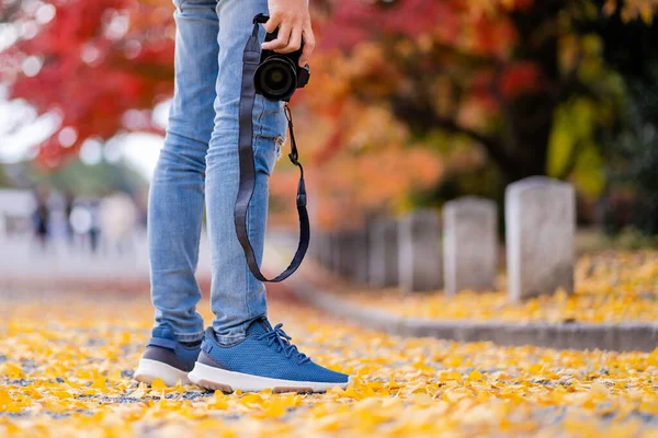 Man Camera Autumn Park — Stock Photo, Image