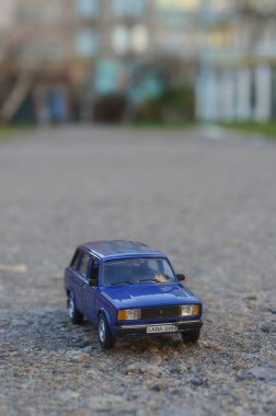 Sokakta bir VAZ 2101 (LADA 2104) ölçek modeli.