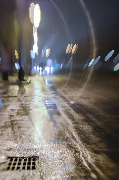 Abends Verregnete Straße Ein Teil Des Bildes Ist Unkonzentriert Wurde — Stockfoto