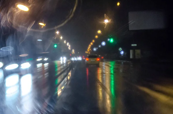 Городе Идет Дождь Боке Блестящей Дороге Снято Ветрового Щита Автомобиля Стоковое Фото