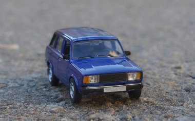 Mavi arabanın ölçekli bir modeli caddede..