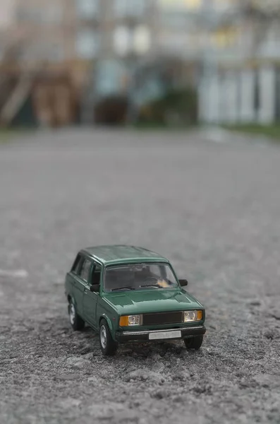 Skala Model Zielonego Samochodu Rezyduje Ulicy — Zdjęcie stockowe