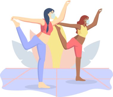 İki kadın tıbbi maske kullanırken yoga yapıyor.