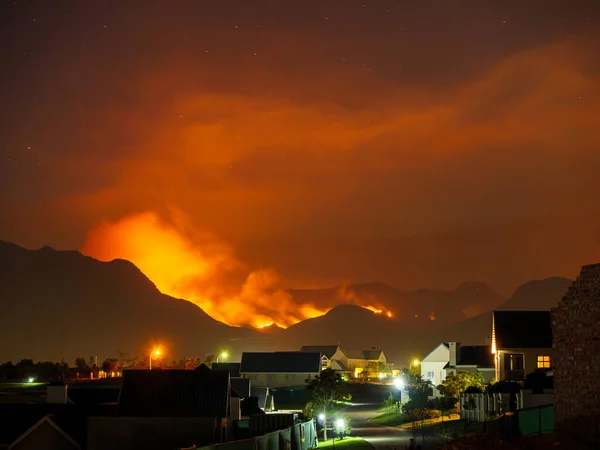 George, Batı Burnu / Güney Afrika - 25 Ekim 2018: Kasabanın hemen dışındaki Outeniqua dağları boyunca yayılan yangının gece manzarası. Bazı konutlar tehdit edildi.