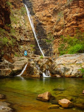 Meiringspoort Şelalesi De Rust yakınlarında. Batı Burnu. Güney Afrika