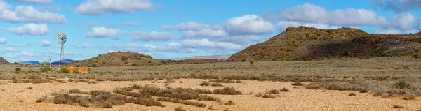 Route 62 'deki Ladysmith yakınlarında küçük bir Karoo sahnesinde eski bir yel değirmeni ve baraj. Batı Burnu. Güney Afrika