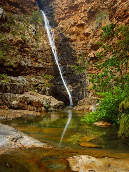 Meiringspoort Şelalesi De Rust yakınlarında. Batı Burnu. Güney Afrika