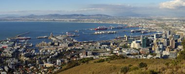 Signal Hill 'in yamaçlarından V & A rıhtımını, limanı ve iş merkezini gösteren güzel Cape Town' un muhteşem panoramik manzarası. Batı Burnu. Güney Afrika